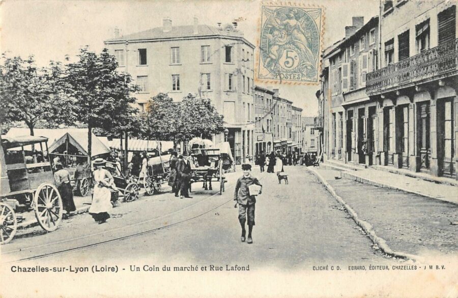 Carte postale un coin du marché et rue Lafond.