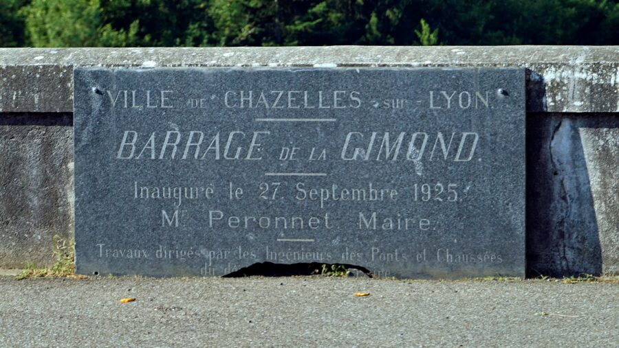 Plaque commémorative de l'inauguration du barrage de la Gimond