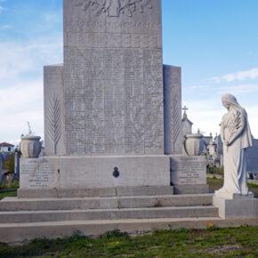 Le monument aux morts du cimetière de Chazelles et Lucie Vincent.