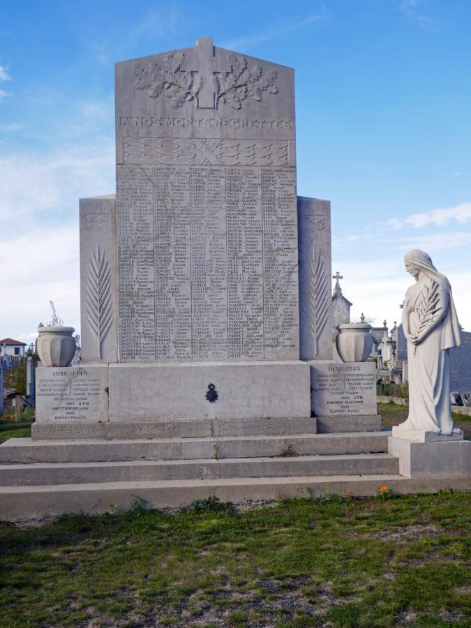 Monument aux morts du cimetière de Chazelles-sur-Lyon.