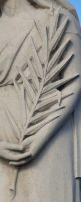 La palme (détail de la statue de la pleureuse). Cimetière de Chazelles-sur-Lyon